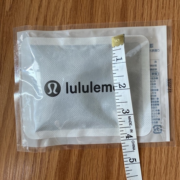 ❤️ Lululemon Logo Warmer New in Packaging - Picture 4 of 5